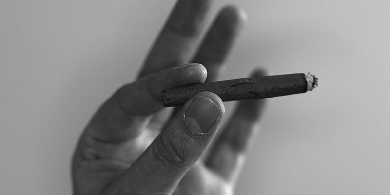 2 mixing tobacco and cannabis spliff holding What Happens To Your Body When You Mix Weed And Tobacco?